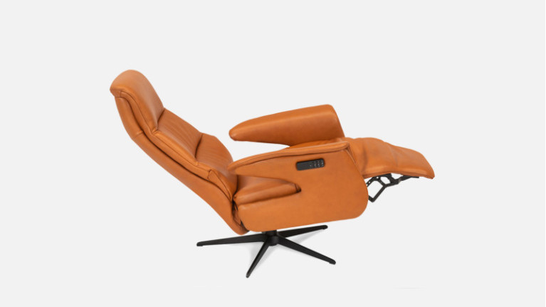 Fauteuil relaxation électrique BRUME en cuir cognac pour un intérieur au style unique.