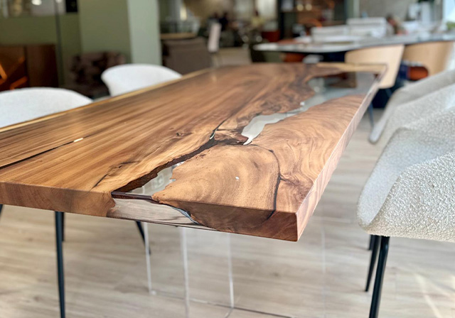 Grande table en bois massif UNIQUE, disponible dans votre magasin de Lyon